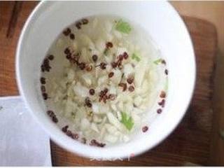 详细22图教你做助家人轻松过苦夏的街头小吃——凉皮的做法步骤:15