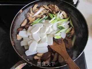 青蒜肉丝炒年糕的做法步骤：7