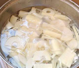腊肉炒竹笋的做法步骤:2