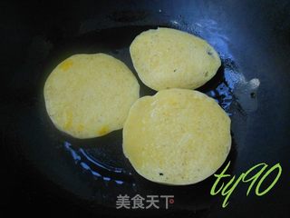 蛋煎馒头片的做法步骤:5