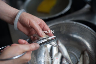 下酒小菜煎小白条的做法步骤:2