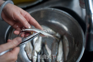 下酒小菜煎小白条的做法步骤:4