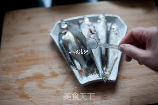 下酒小菜煎小白条的做法步骤:6