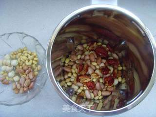 飞利浦免滤豆浆机:营养不过滤,美味不减分---红枣莲子养颜豆浆的做法步骤:2