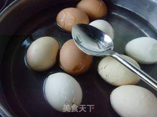 街边人气小吃---五香茶叶蛋的做法步骤:2