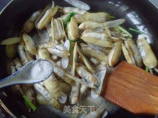 鲜嫩滑软---葱姜蛏子的做法步骤:5