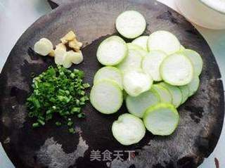 野虾皮丝瓜汤的做法步骤:2