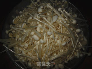 鸡蛋炒金针菇的做法步骤：2