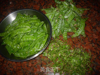 鸡肉炒荷兰豆的做法步骤：1