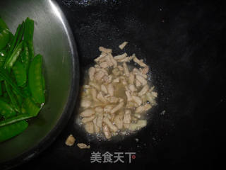 鸡肉炒荷兰豆的做法步骤:7