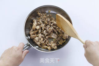 夏天吃对肉-鲜茶树菇爆炒鸭肉的做法步骤:3