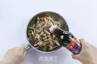夏天吃对肉-鲜茶树菇爆炒鸭肉的做法步骤:4