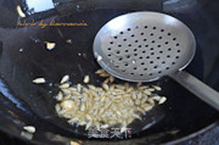 蒜香果仁卡通面的做法步骤:5