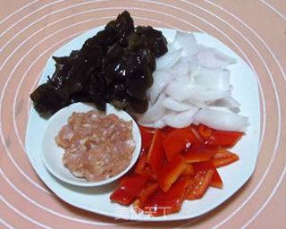 木耳烧黑豆腐的做法步骤:2