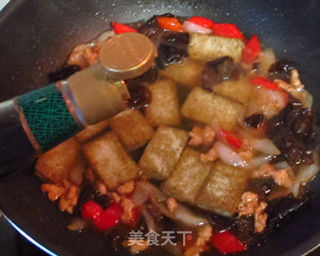 木耳烧黑豆腐的做法步骤:11