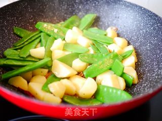 荷兰豆香菇炒土豆的做法步骤：5