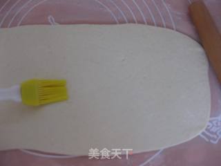 黑芝麻蝴蝶花卷的做法步骤:4