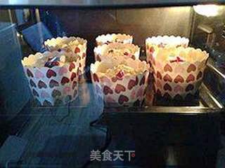 人生第一块蛋糕---- 纸杯蔓越莓蛋糕的做法步骤:13