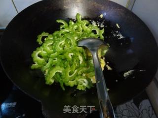 鸡蛋炒苦瓜的做法步骤：6