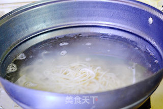 凉面也能吃出冰火两重天——酸辣鸡丝凉面的做法步骤:7