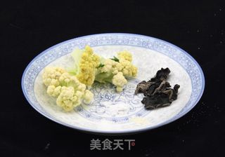 木耳炒花菜的做法步骤：1