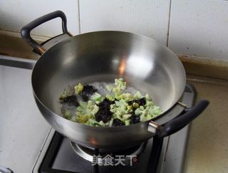 木耳炒花菜的做法步骤：5
