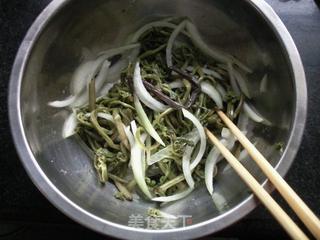 香辣蕨菜的做法步骤:2