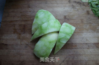 炒糖醋青椒西瓜皮的做法步骤:2