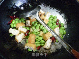 油豆腐炒毛豆的做法步骤：6
