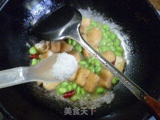 油豆腐炒毛豆的做法步骤：8