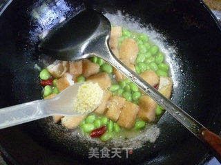 油豆腐炒毛豆的做法步骤：9