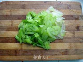 西芹拌牛肉片的做法步骤:3
