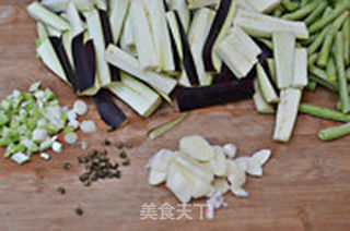 茄子炒豆角的做法步骤:2