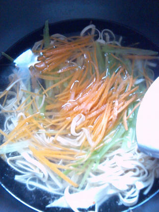 丝丝清爽家常味——————凉拌彩丝的做法步骤:6