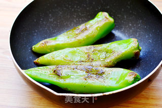 炙香虎皮尖椒拌皮蛋的做法步骤:3