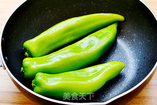 炙香虎皮尖椒拌皮蛋的做法步骤:2