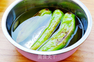 炙香虎皮尖椒拌皮蛋的做法步骤:4