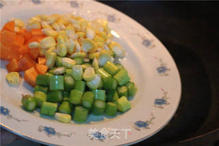 桂圆虾仁玉米粒的做法步骤:2