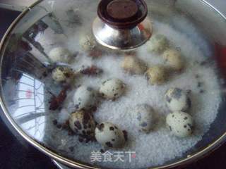 盐焗菜,最单纯的味道:---盐焗鹌鹑蛋的做法步骤:3