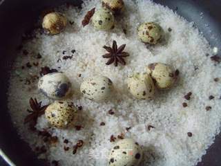 盐焗菜,最单纯的味道:---盐焗鹌鹑蛋的做法步骤:4