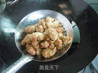 【菠萝咕咾肉】---- 酸酸甜甜好味道的做法步骤:5