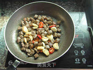 【蒜香牛肉粒】--- 喜欢那一口牛肉香的做法步骤:9