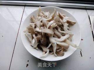 韭菜花炒平菇的做法步骤:2