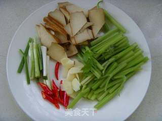 咸香脆软---香芹炒香干的做法步骤:2