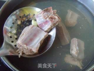 健脾消食---木瓜排骨汤的做法步骤：1