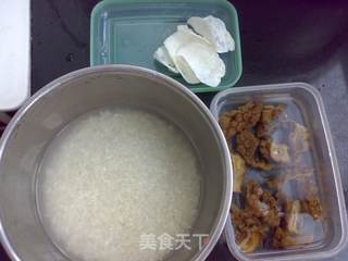 奶香海参肉丝粥的做法步骤:2