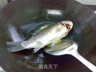 萝卜丝鲫鱼汤的做法步骤:3