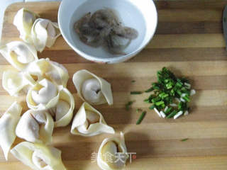 【十分钟早餐系列3】————虾肉小馄饨的做法步骤:2