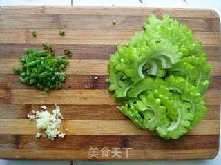 苦瓜拌牛肉的做法步骤:2