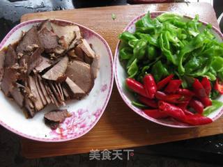 双椒炒牛肉的做法步骤：1